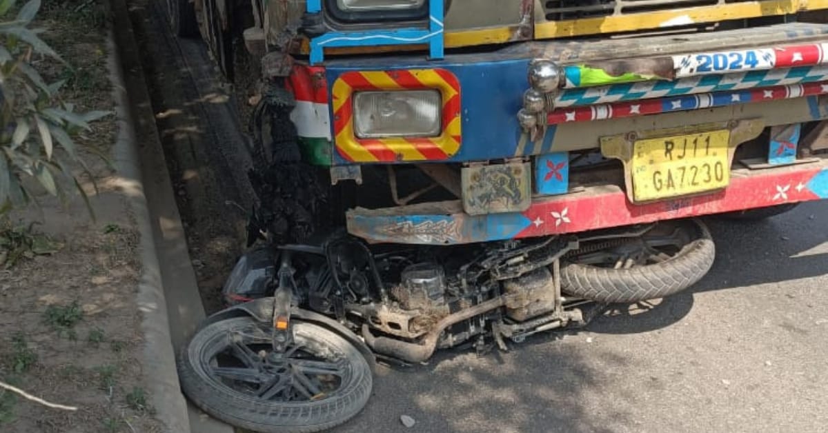 Agra Accident News: बाइक घुसी ट्रक के नीचे