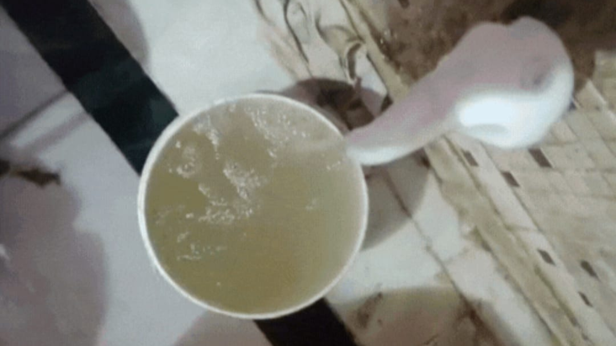 ट्रांस यमुना कॉलोनी आगरा में नल से आता गंदा पानी