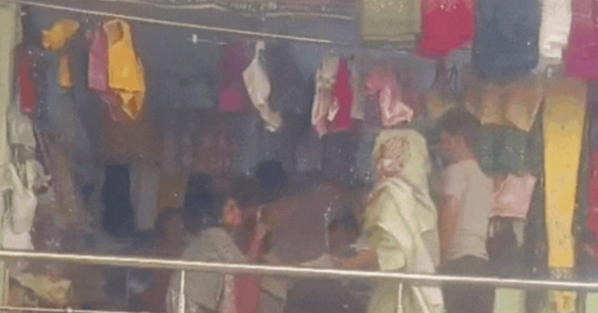 आगरा में कपड़े की दुकानदार से हाथपाई करते युवक