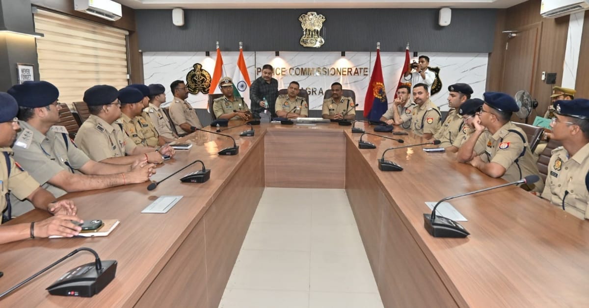 Agra News Daily आगरा पुलिस अधिकारियों की बैठक में रिश्वत मामले की समीक्षा