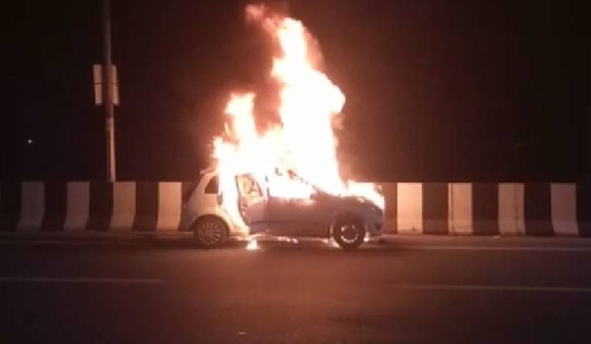 Agra Accident News: आगरा-दिल्ली हाइवे पर जलती कार