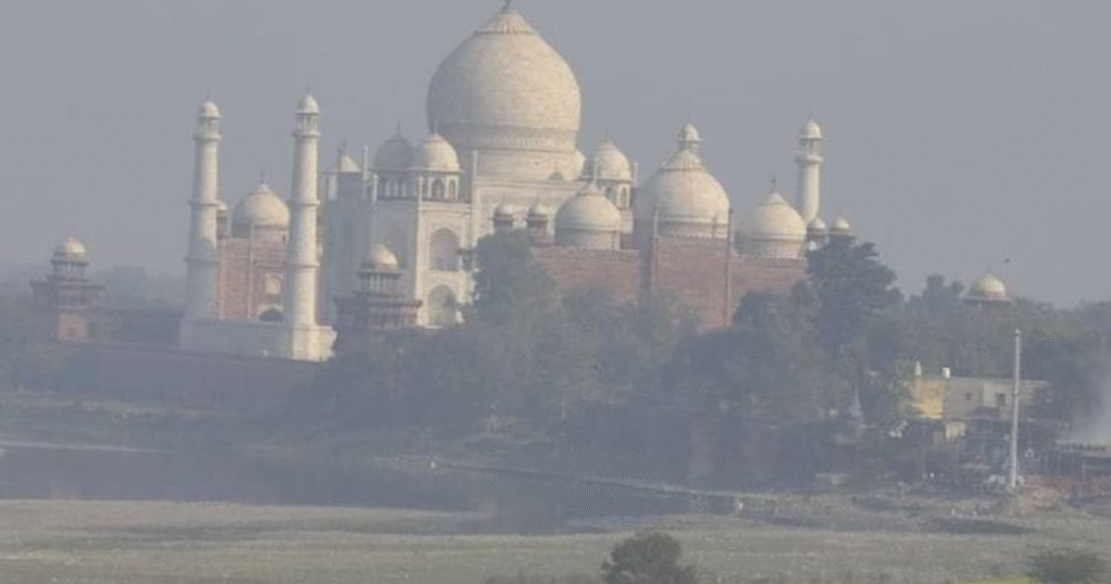 ताजमहल के आसपास दिखाई दी धुंध 