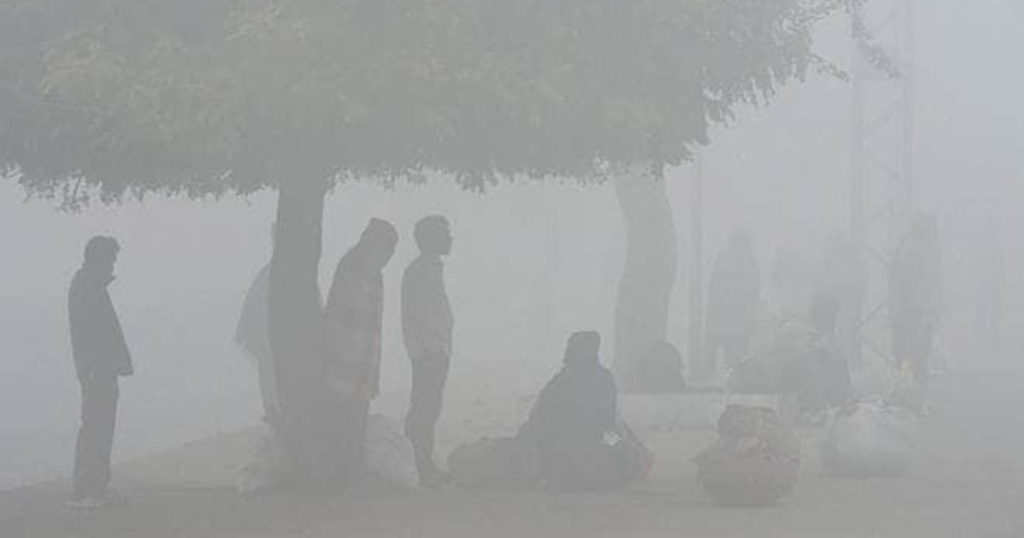 Agra News: आगरा में सुबह-शाम बढ़ी ठंड से लोग परेशान 