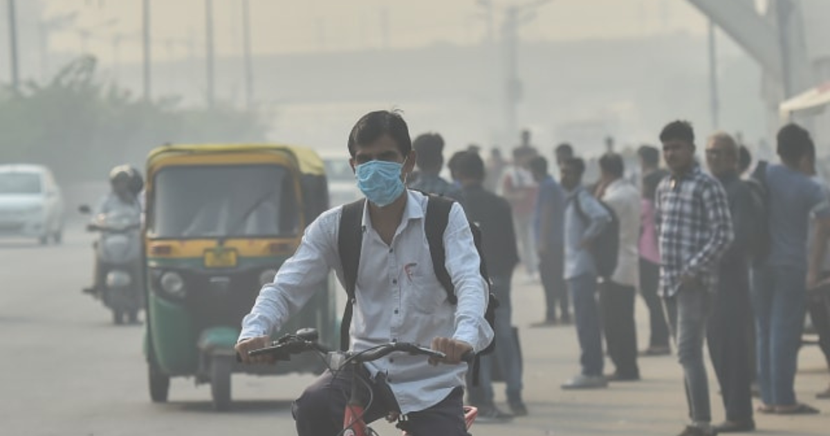 Agra News: आगरा में फिर बढ़ा प्रदूषण लोग मास्क लगाकर चल रहे है।