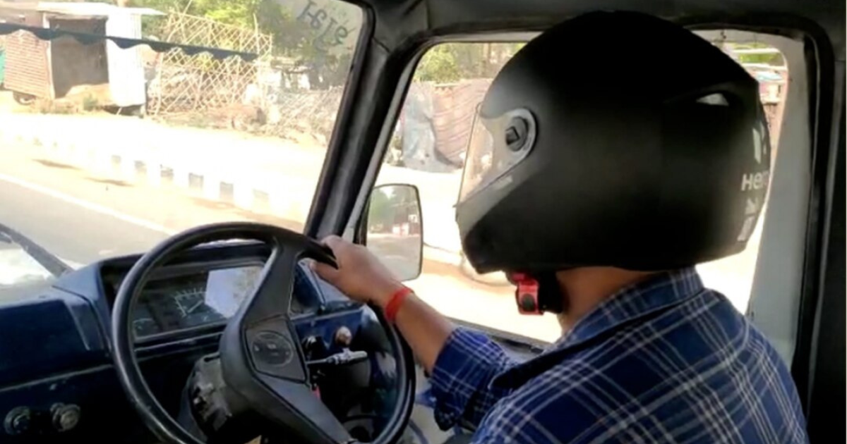 Agra News: कार में हेलमेट पहनकर निकले टीचर