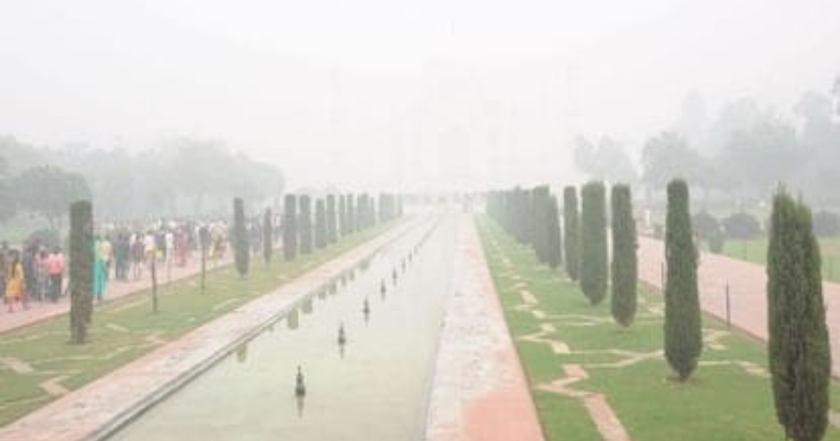 Agra News: आगरा में घने कोहरे के बीच ताजमहल