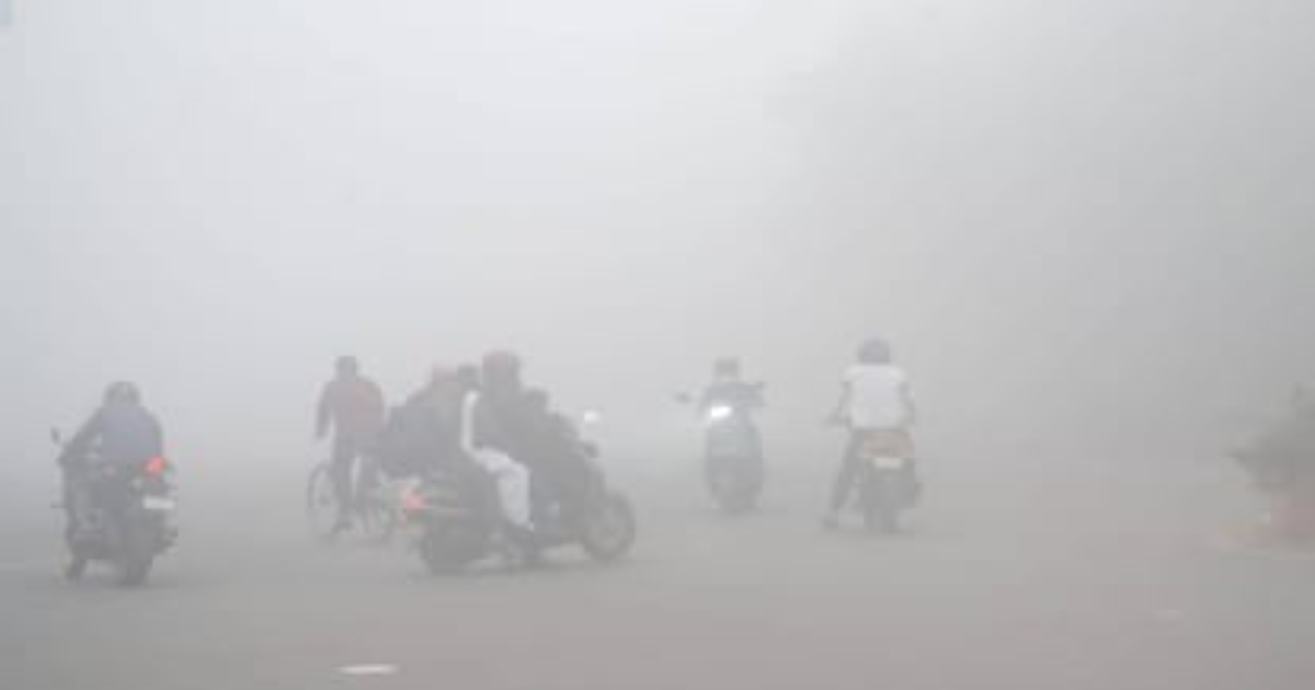 Agra weather News: कोहरे में ढका आगरा शहर