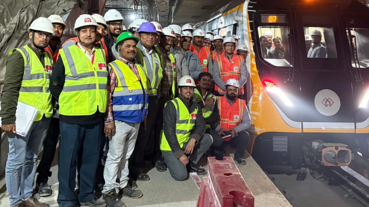 Agra News: आगरा मेट्रो ट्रायल के दौरान मनकामेश्वर स्टेशन पर मौजूद यूपी मेट्रो के अधिकारी