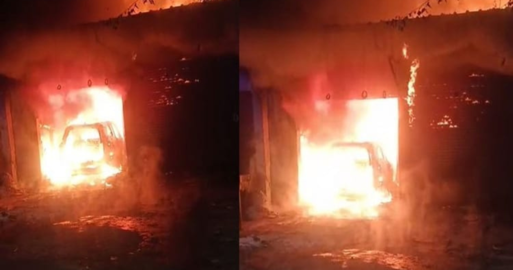 आगरा नरीपुरा में दुकानों में लगी भीषण आग 