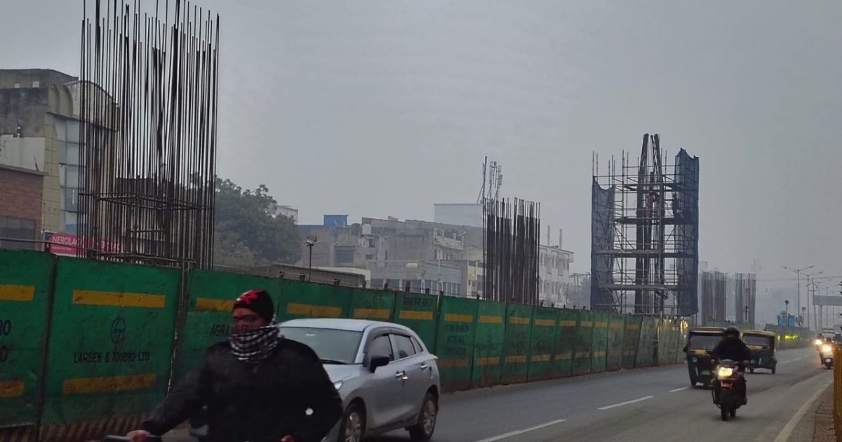 Agra News: आगरा मेट्रो की लापरवाही