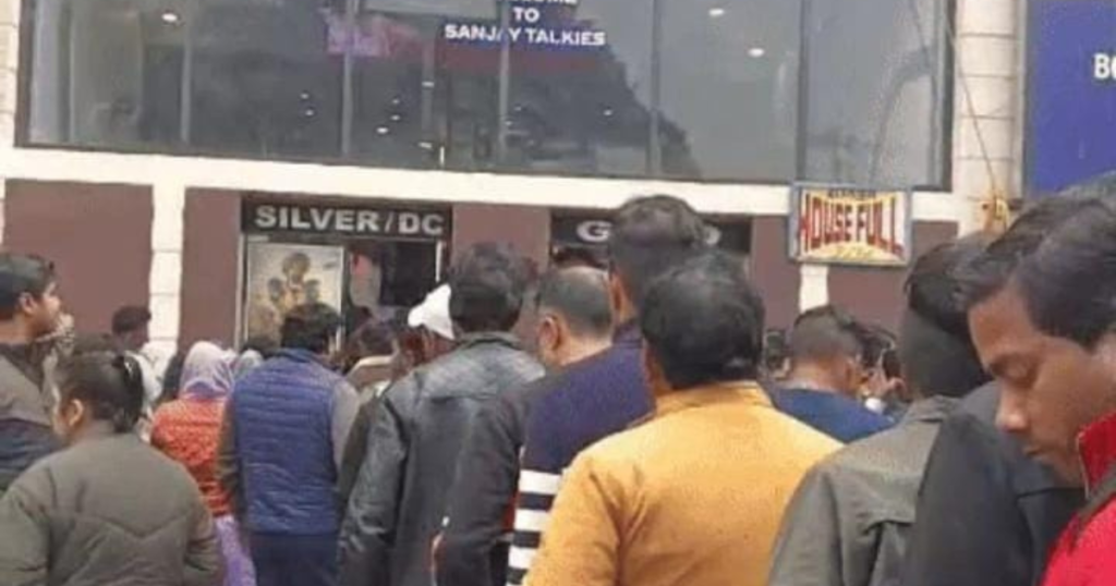 आगरा के संजय टॉकीज के बाहर बॉर्डर 2 देखने के लिए लगी भीड़ 