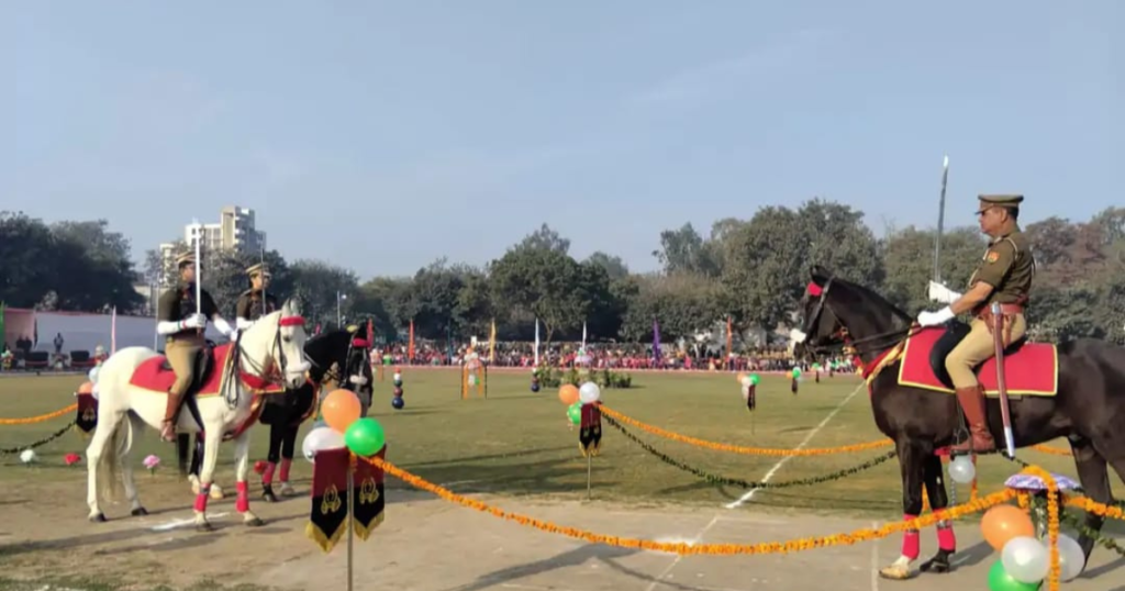 गणतंत्र दिवस समारोह के दौरान आगरा पुलिस की अनुशासित परेड 