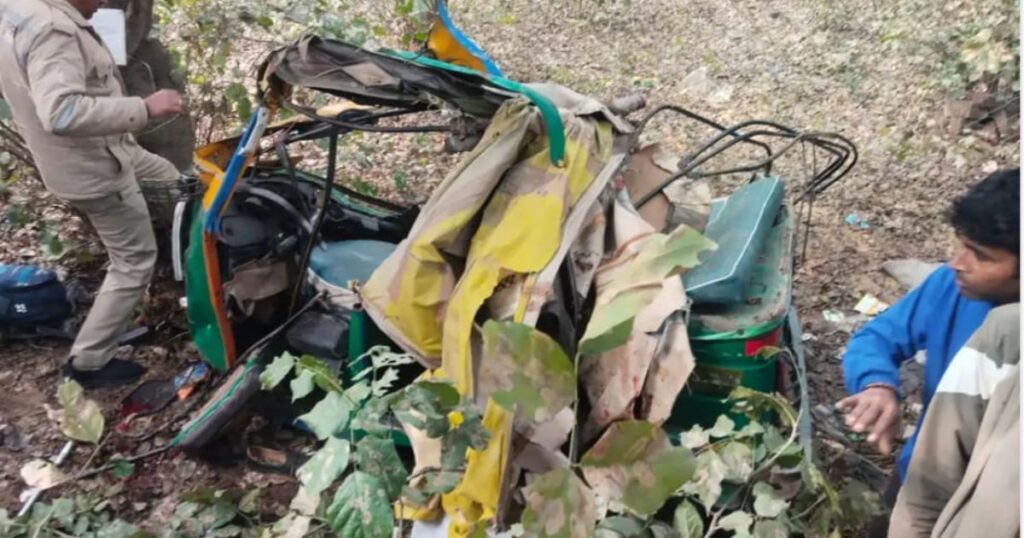 आगरा सड़क हादसे के बाद मौके पर जांच करती पुलिस 