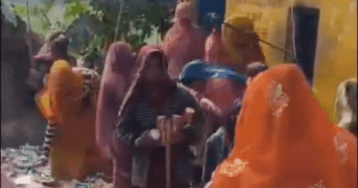 Agra News: आगरा में देशी शराब के ठेके पर विरोध करती ग्रामीण महिलाएं