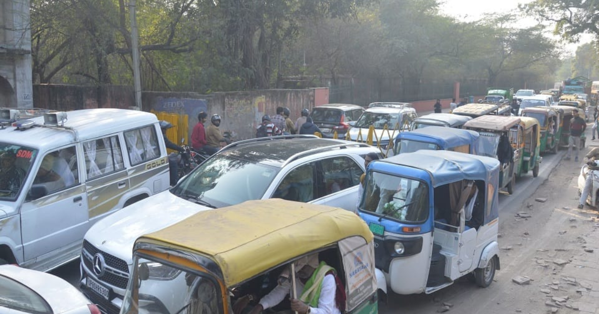 Agra News: आगरा में ट्रैफिक डायवर्जन के कारण लगा लंबा जाम