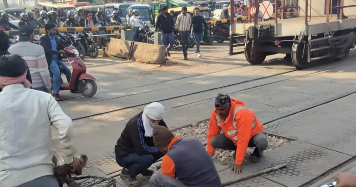 Agra News: शाहगंज रेलवे फाटक पर मरम्मत कार्य करते रेलवे कर्मचारी