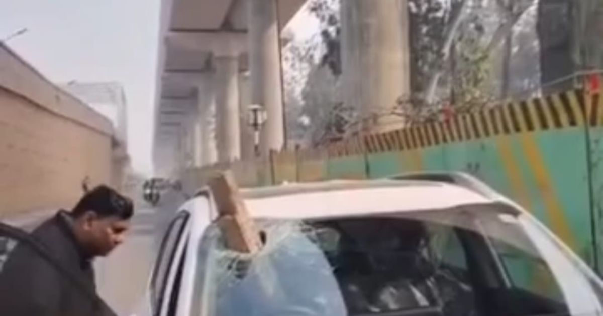 Agra News: आगरा में मेट्रो पुल से गिरा लकड़ी का स्पीपर कार के शीशे में घुसा