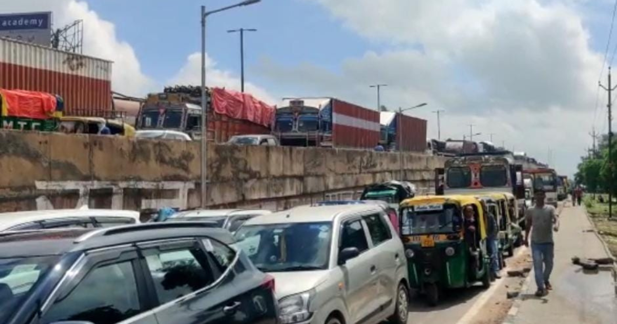 Agra Latest News: आगरा-दिल्ली हाइवे पर जाम में फंसे वाहन