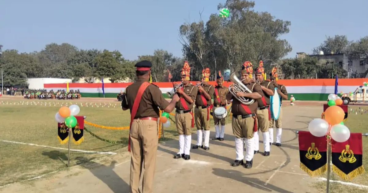 Agra News: आगरा पुलिस लाइन में गणतंत्र दिवस पर परेड की सलामी लेते पुलिस अधिकारी