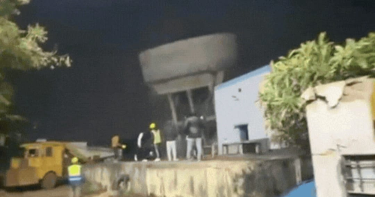 Agra News: कालिंदी विहार में पुरानी पानी की टंकी गिराई