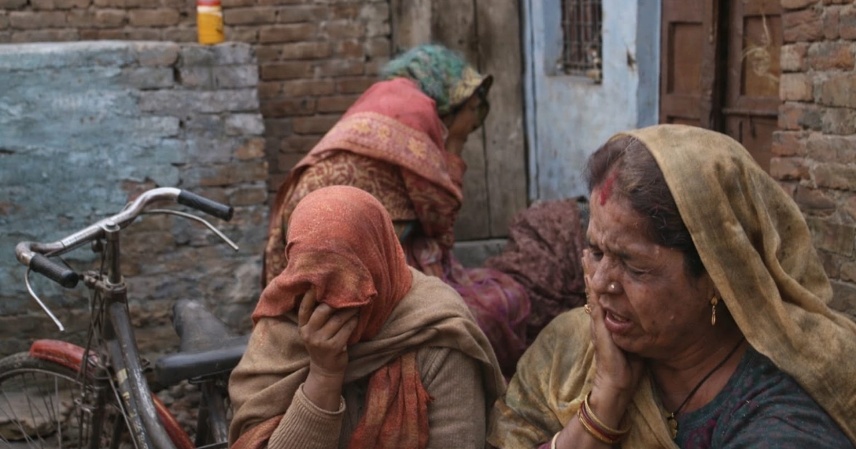 Agra Crime News: आगरा में बहन की गोली मारकर हत्या के बाद रोते परिजन