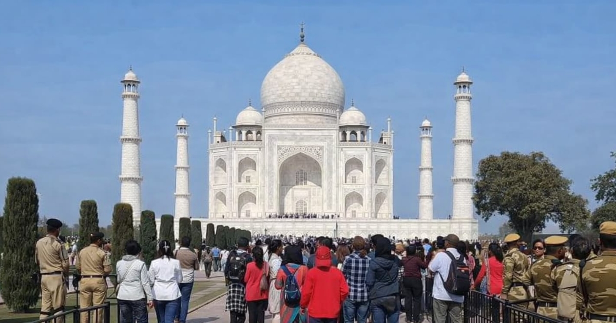 Agra News: ताजमहल के सामने की पर्यटकों
