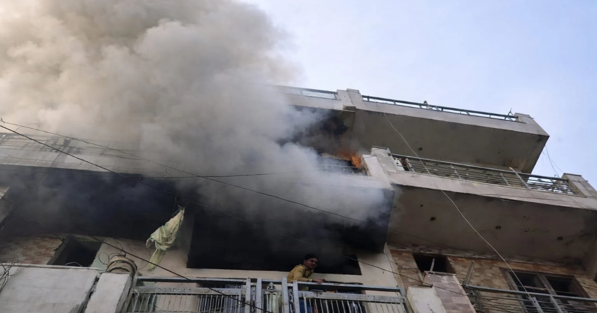 Agra News: आगरा के लोहिया नगर में जूता गोदाम में लगी भीषण आग, उठता धुआं