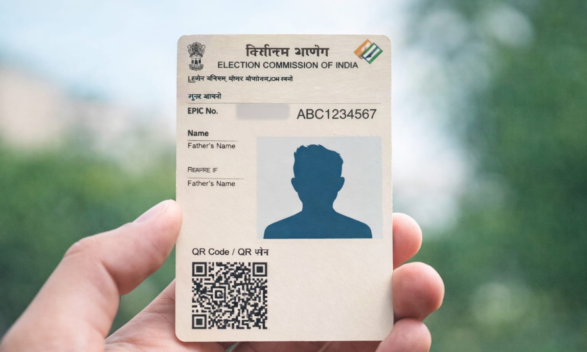 Agra News: आगरा में स्मार्ट वोटर कार्ड वितरण की प्रक्रिया