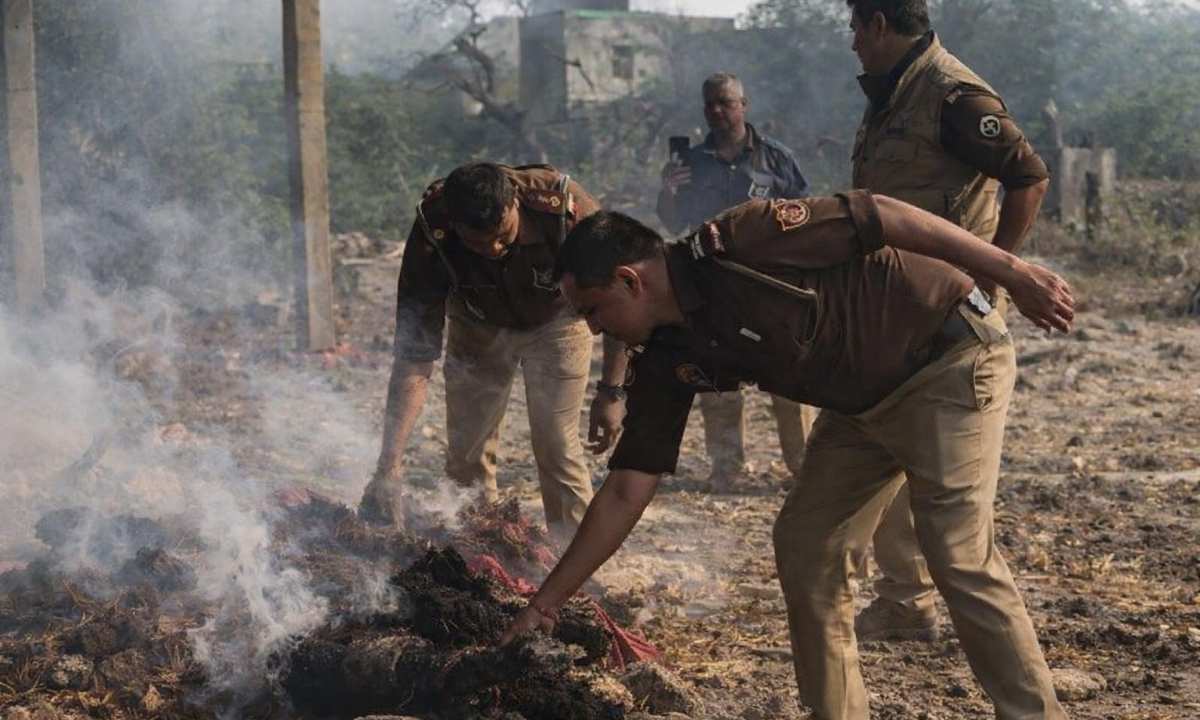 Agra News: किरावली श्मशान घाट में जलती चिता से शव निकालते पुलिसकर्मी