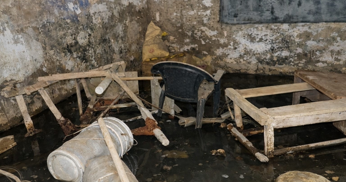 Agra News: आगरा परीक्षा केंद्र की कक्षा में भरा गंदा पानी और टूटी बेंच