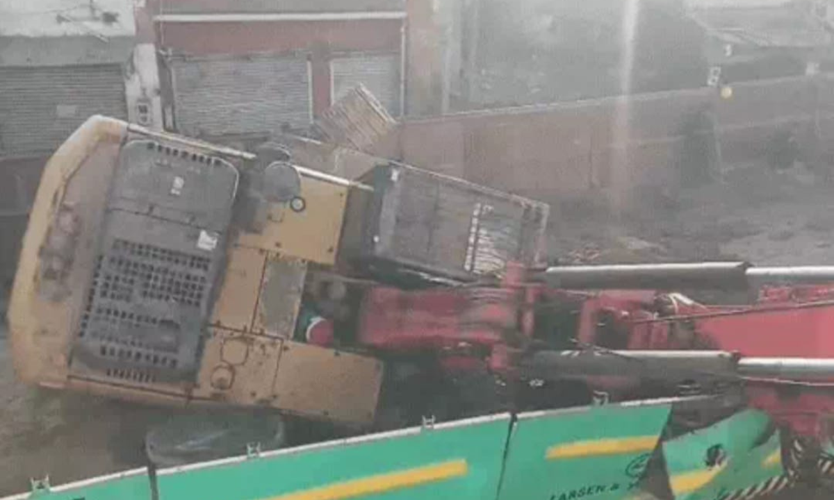 Agra News: आगरा में मेट्रो निर्माण के दौरान गिरी पाइलिंग रिग मशीन