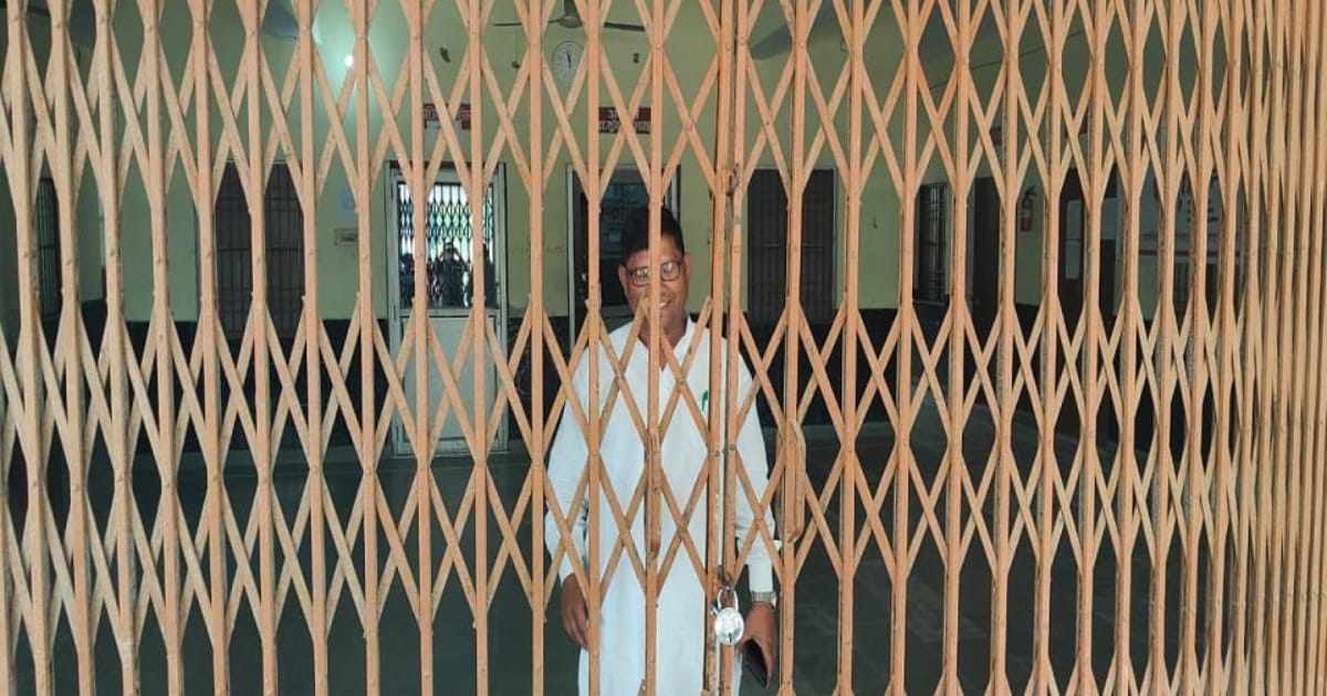 Agra News: नगर पालिका अध्यक्ष को बनाया बंधक