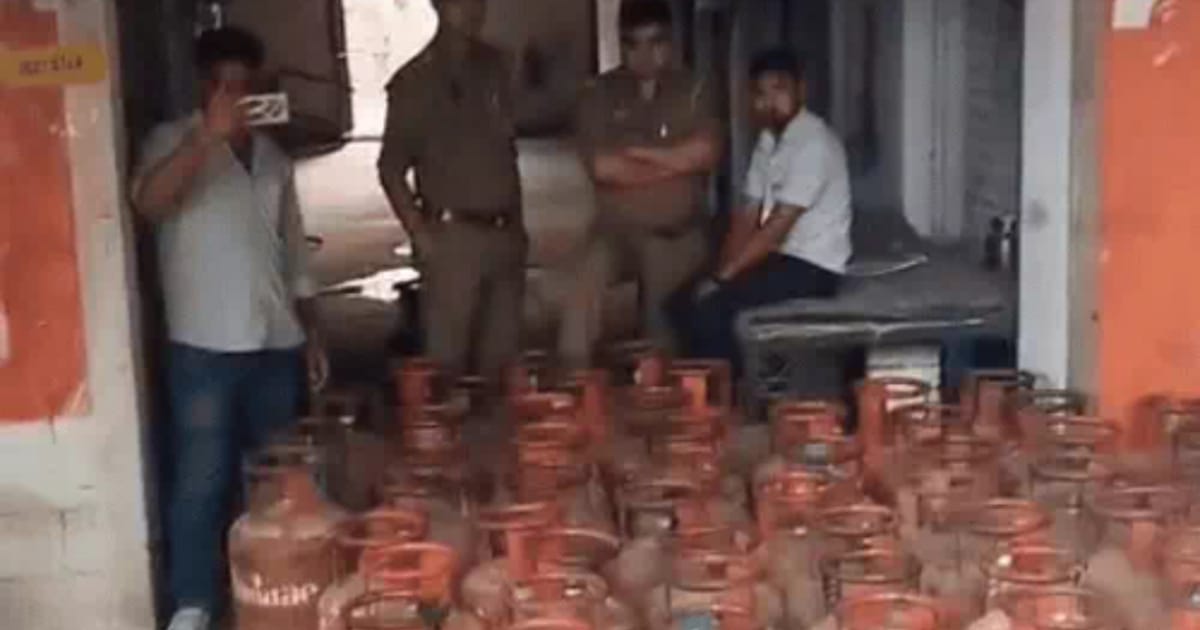 Agra News: आगरा गैस गोदाम छापा