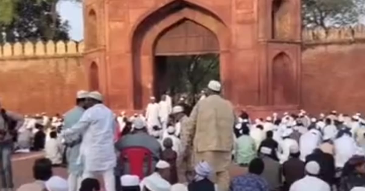 आगरा: ईदगाह में ईद की नमाज अदा करते लोग