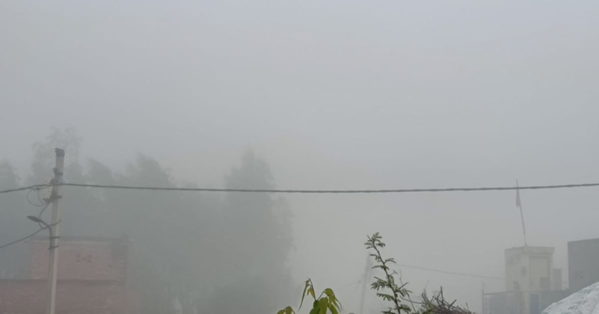 Agra Weather: एत्मादपुर में सुबह कोहरा