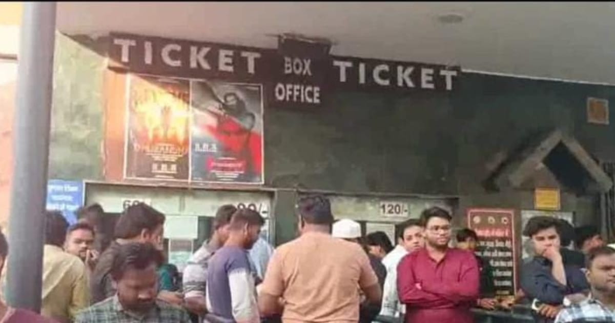 Agra News: आगरा में धुरंधर 2 देखने उमड़ी भीड़