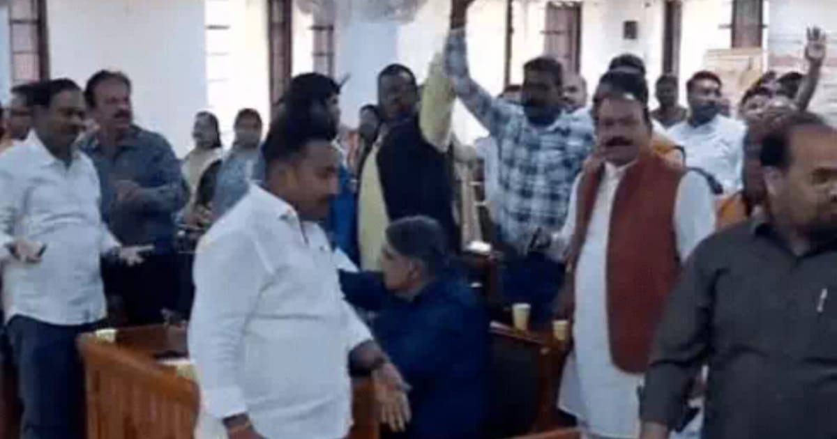 Agra News: आगरा नगर निगम में मेयर और नगर आयुक्त विवाद