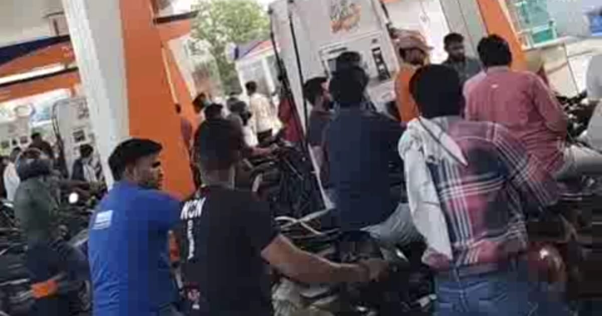 Agra News: आगरा पेट्रोल पंप भीड़