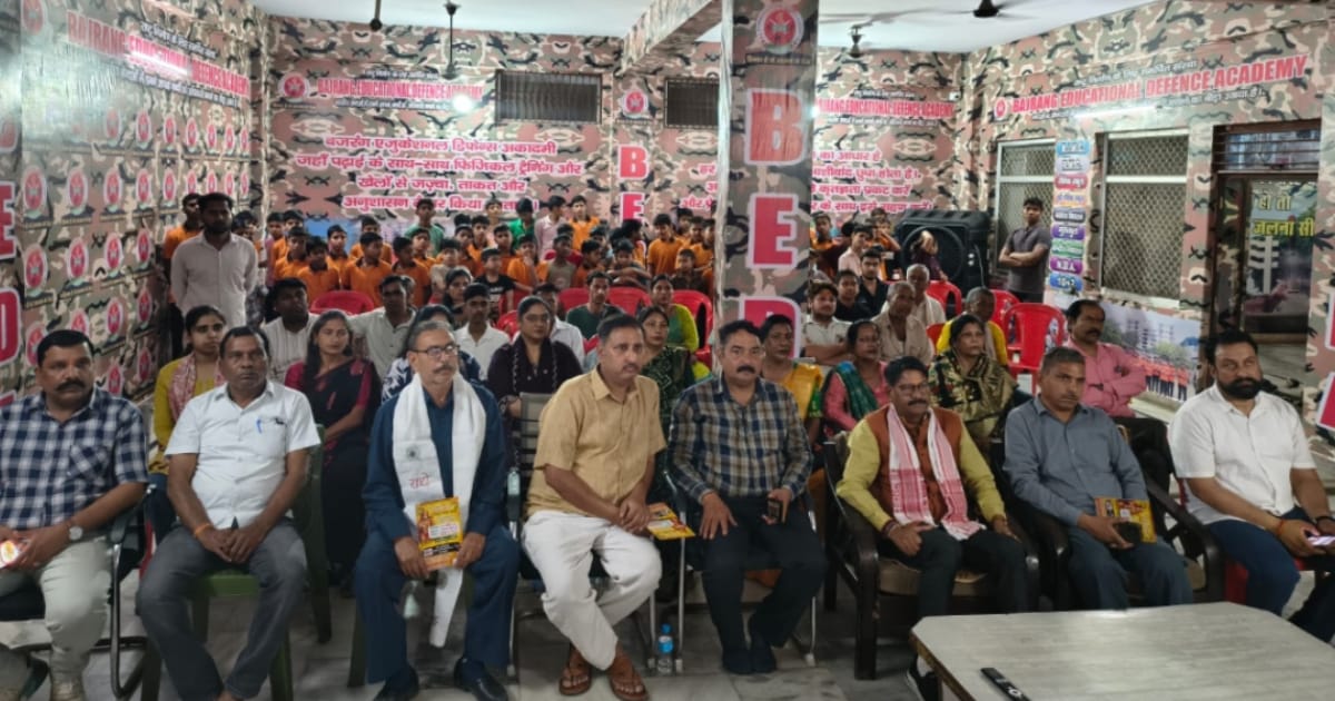 Agra News: मन की बात सुनते कैडेट्स आगरा