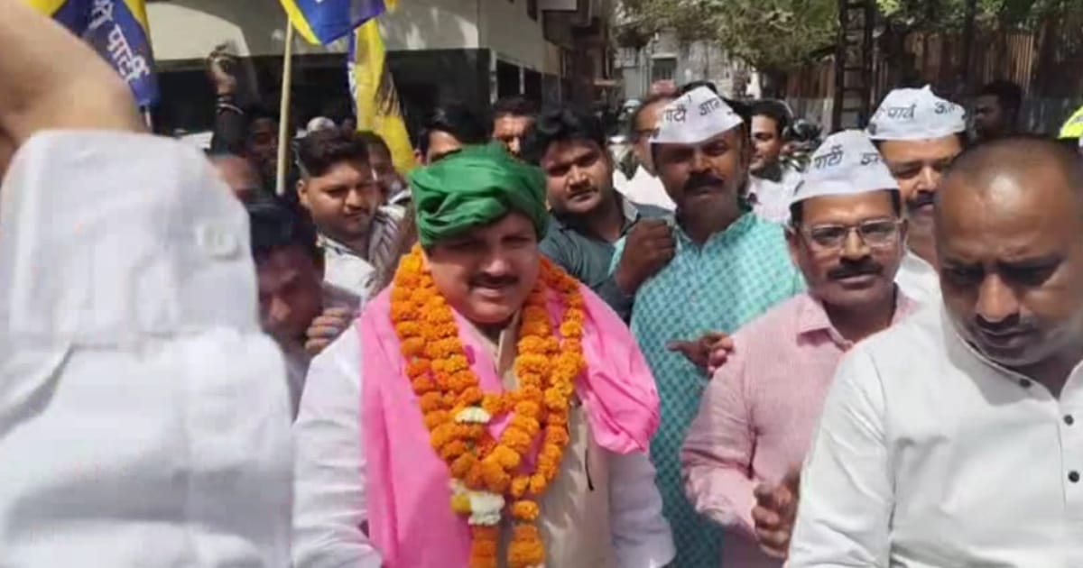 Agra News: आगरा में AAP पदयात्रा के दौराने कार्यकर्ता और नेता