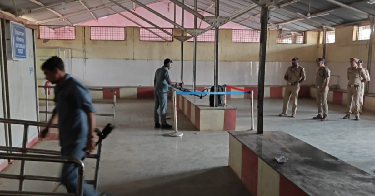 Agra Railway News: अछनेरा स्टेशन पर बैग की जांच करते