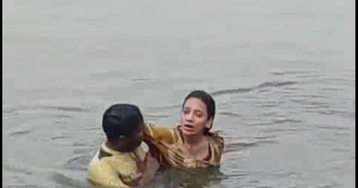 Agra News: यमुना नदी में कूदी युवती को बचाता युवक