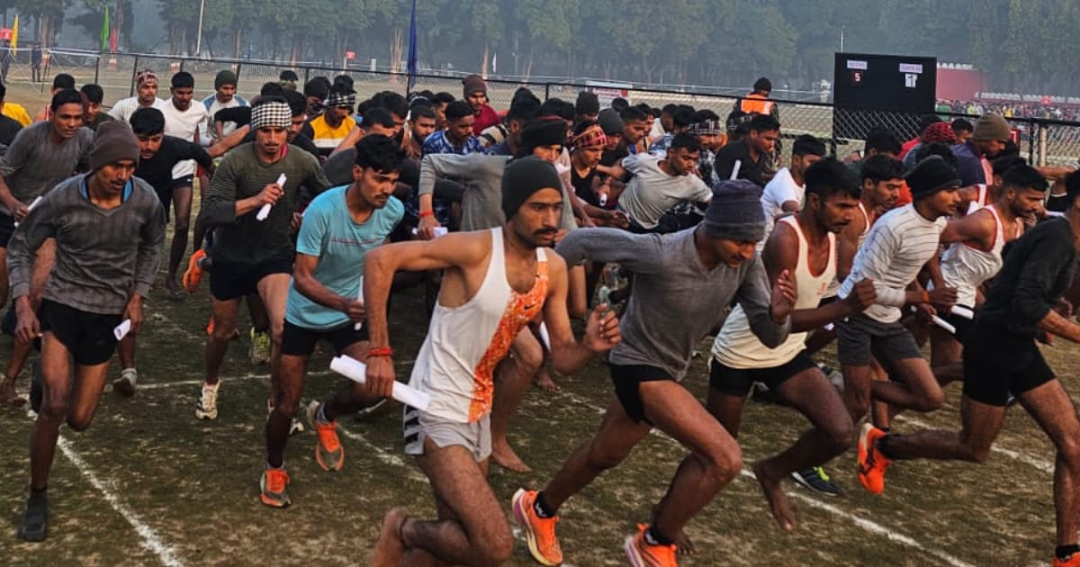 Agra News: अग्निवीर भर्ती रैली आगरा में आंधी-ओलावृष्टि के बीच दौड़ लगाते युवा