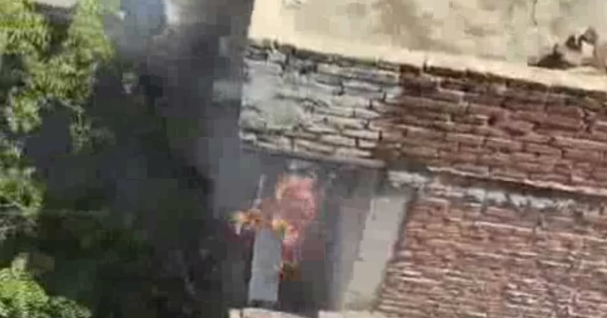 Agra News: आगरा ट्रांस यमुना गत्ता फैक्ट्री में लगी भीषण आग