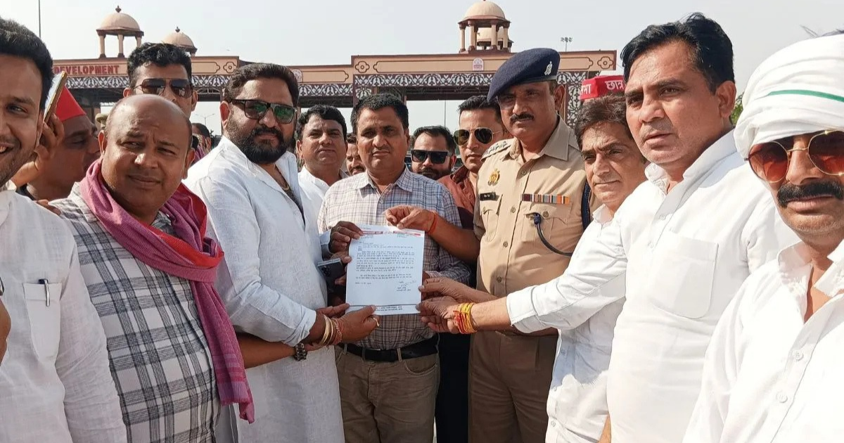 Agra News: टोल प्लाजा पर सपा प्रदर्शन