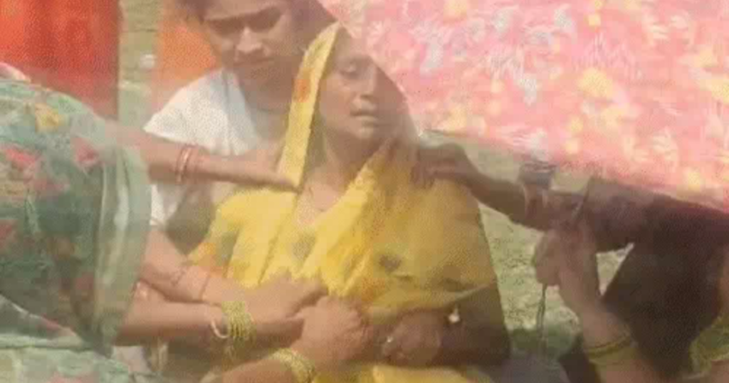 यमुना हादसे में रोते परिजन 