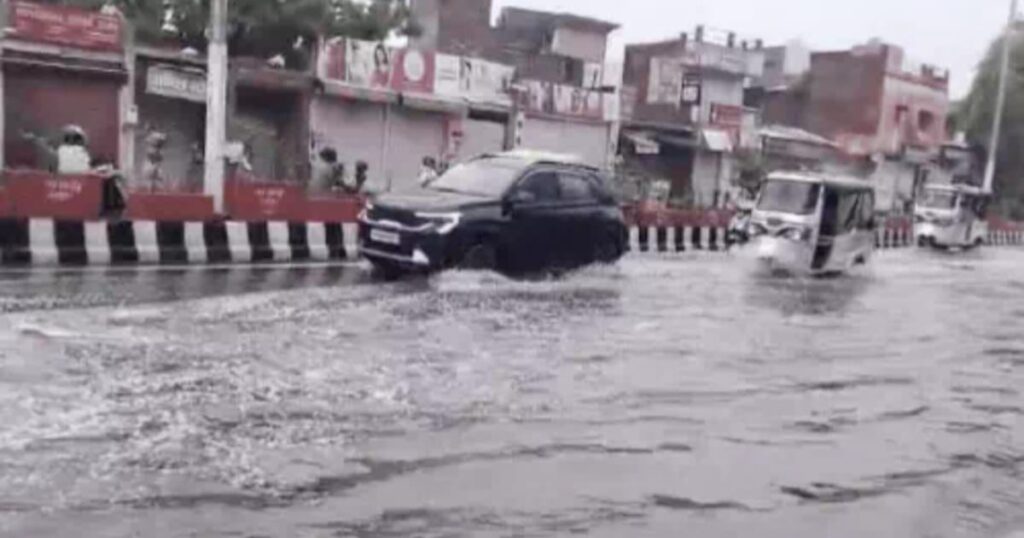 आगरा में बारिश के बाद जलभराव 