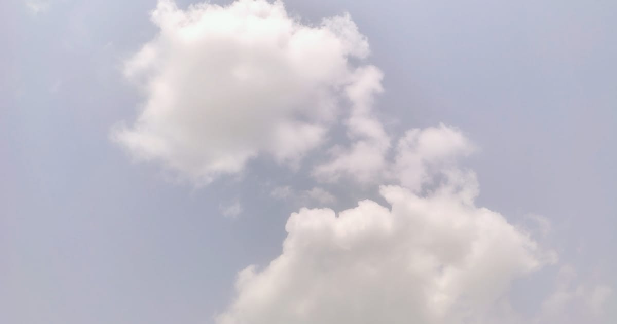 Agra Weather: आगरा में तेज धूप के बीच साफ मौसम