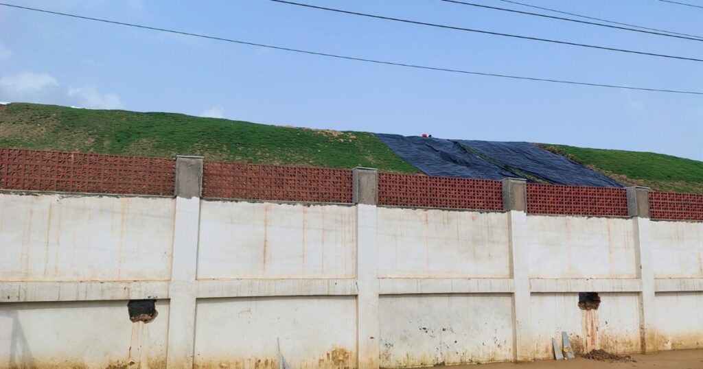 आगरा बुद्ध पार्क दीवार हुई टेढ़ी 