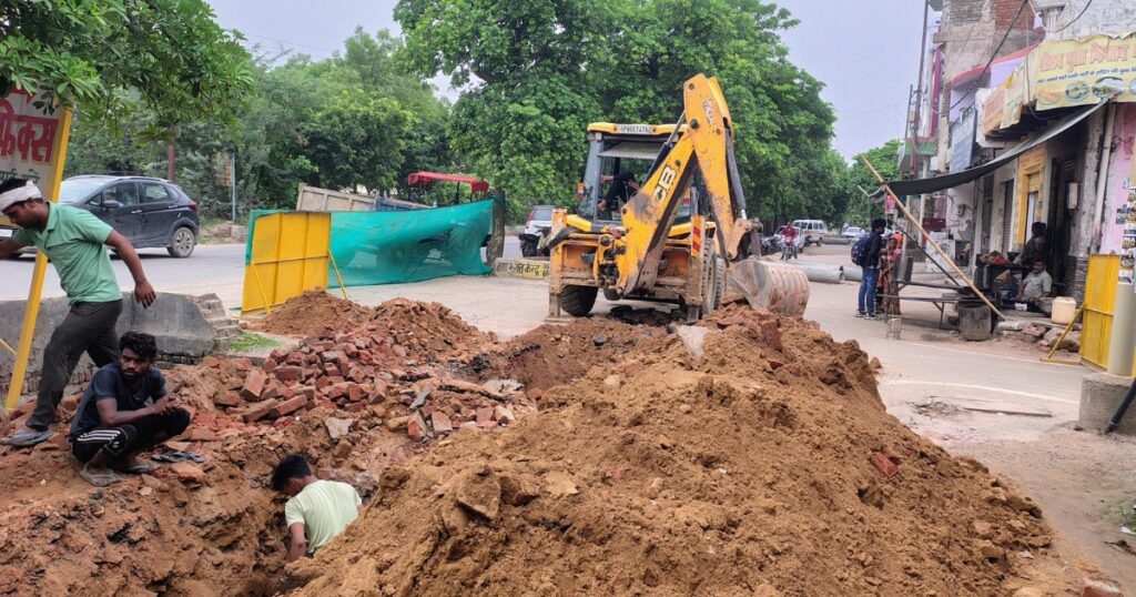 टेडी बगिया शाहदरा सड़क पर गड्ढा खोदते हुए 